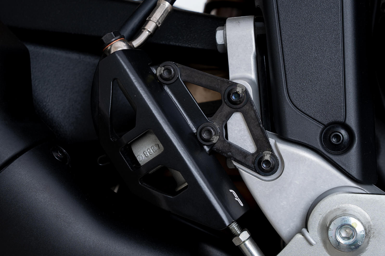 Protector bomba de freno para ducati desertx