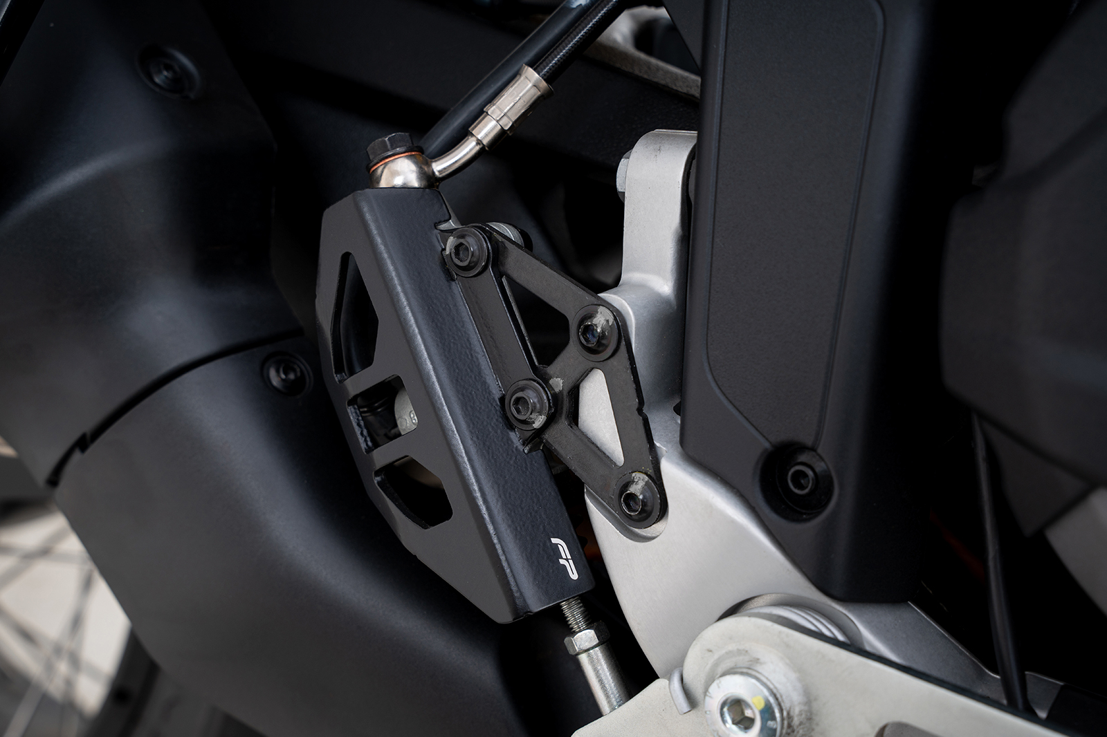 Protector bomba de freno para ducati desertx