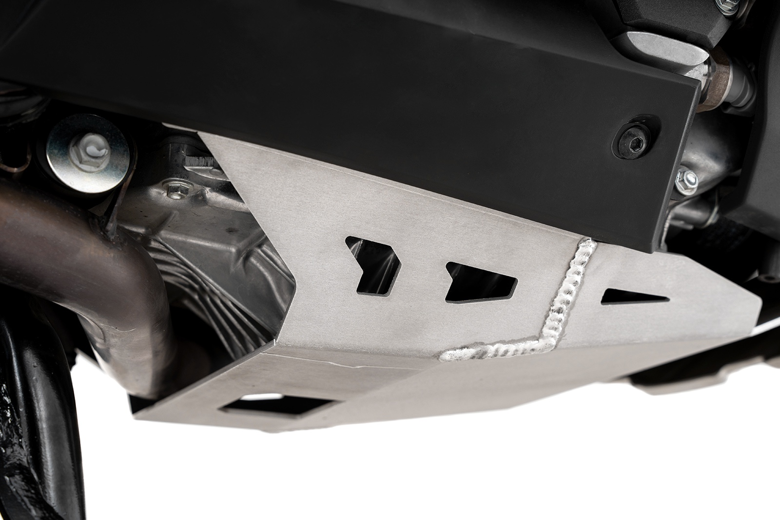 Detalle del cubre cárter FP instalado en la parte inferior de la XADV 750