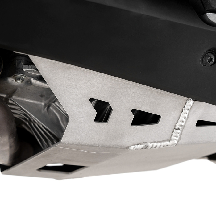 Detalle del cubre cárter FP instalado en la parte inferior de la XADV 750