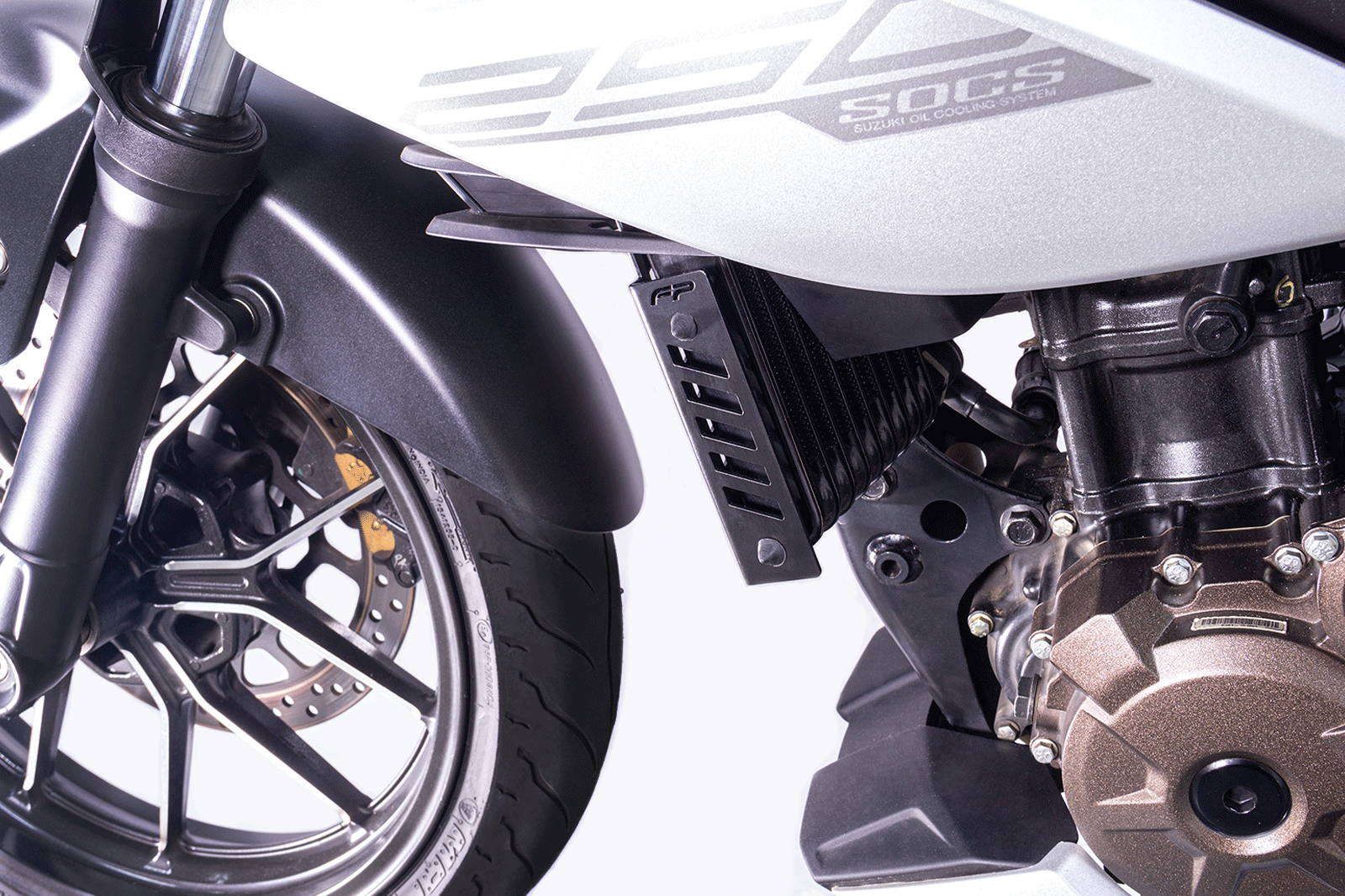 Moto Suzuki Gixxer con Protector de Radiador