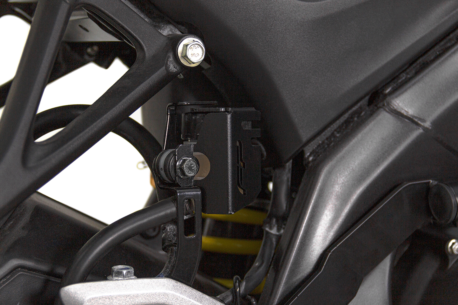 PROTECTOR TARRO LIQUIDO FRENO YAMAHA MT 15, Protector liquido de freno para MT 15, Protector Tarro Liquido de Freno Yamaha MT 15, Protector Liquido de Freno MT 15