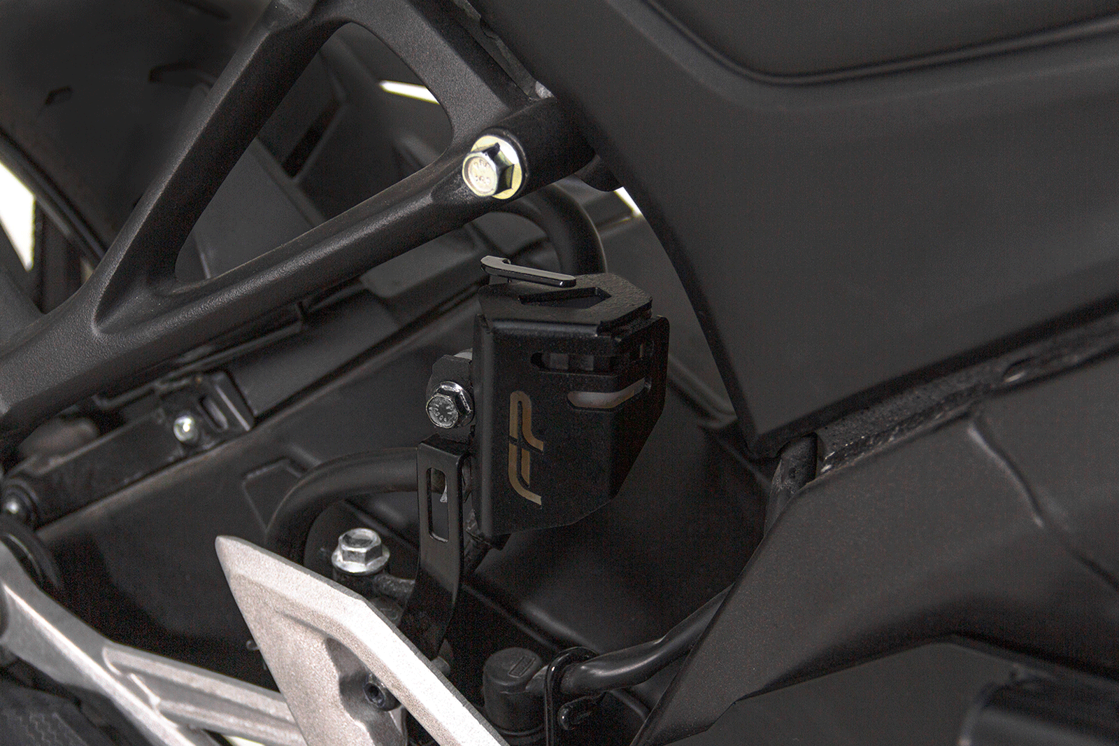 PROTECTOR TARRO LIQUIDO FRENO YAMAHA MT 15, Protector liquido de freno para MT 15, Protector Tarro Liquido de Freno Yamaha MT 15, Protector Liquido de Freno MT 15