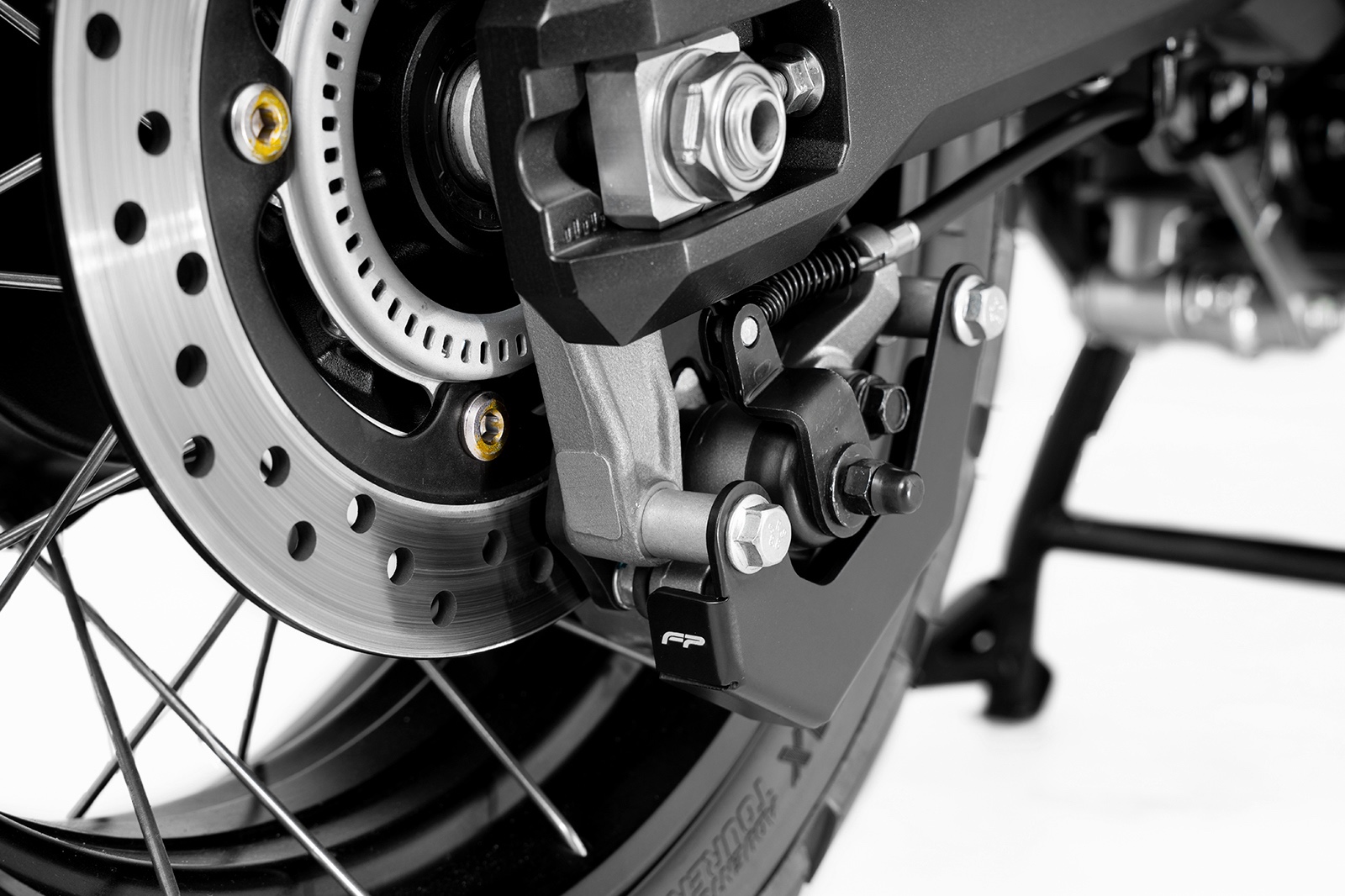 Detalle del protector de cáliper trasero FP instalado en XADV 750