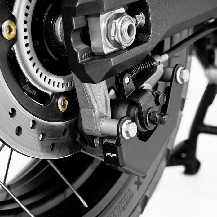 Detalle del protector de cáliper trasero FP instalado en XADV 750