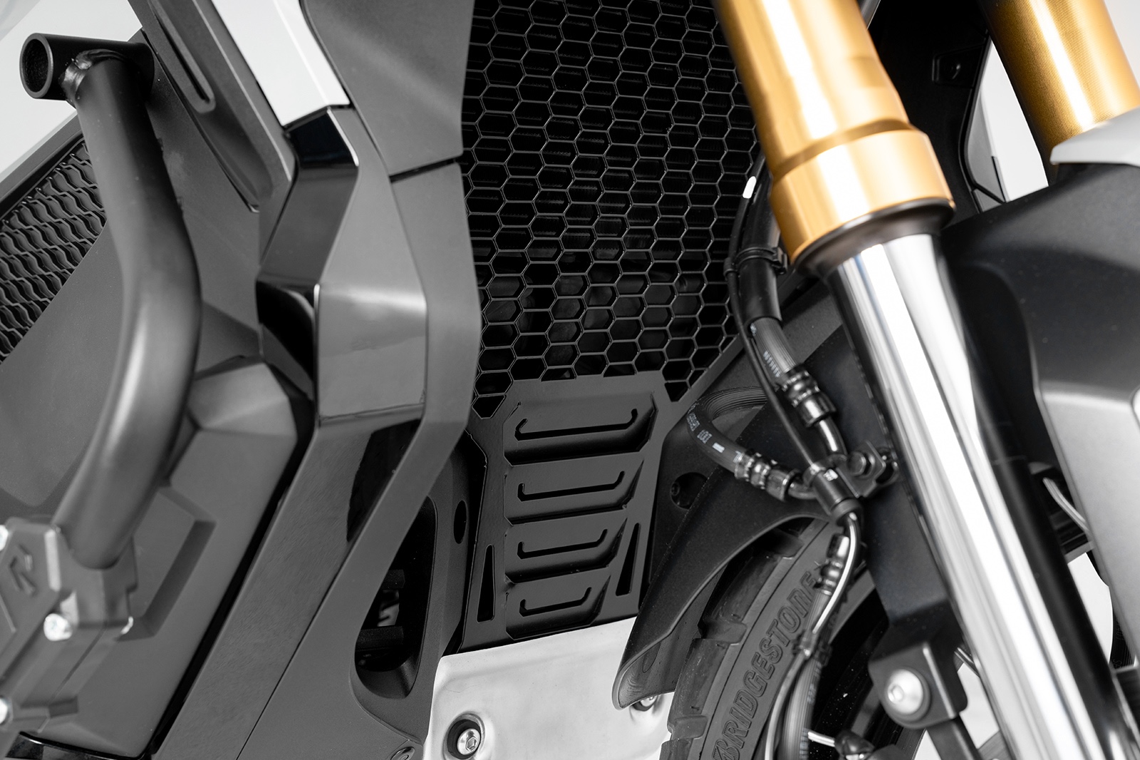 Detalle del protector FP cubriendo el radiador de la XADV 750