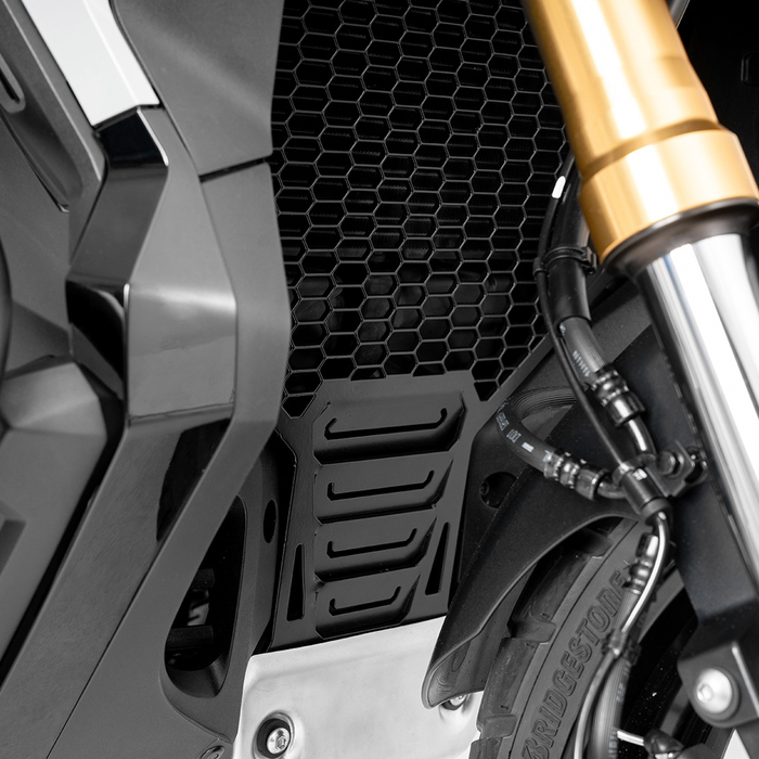 Detalle del protector FP cubriendo el radiador de la XADV 750