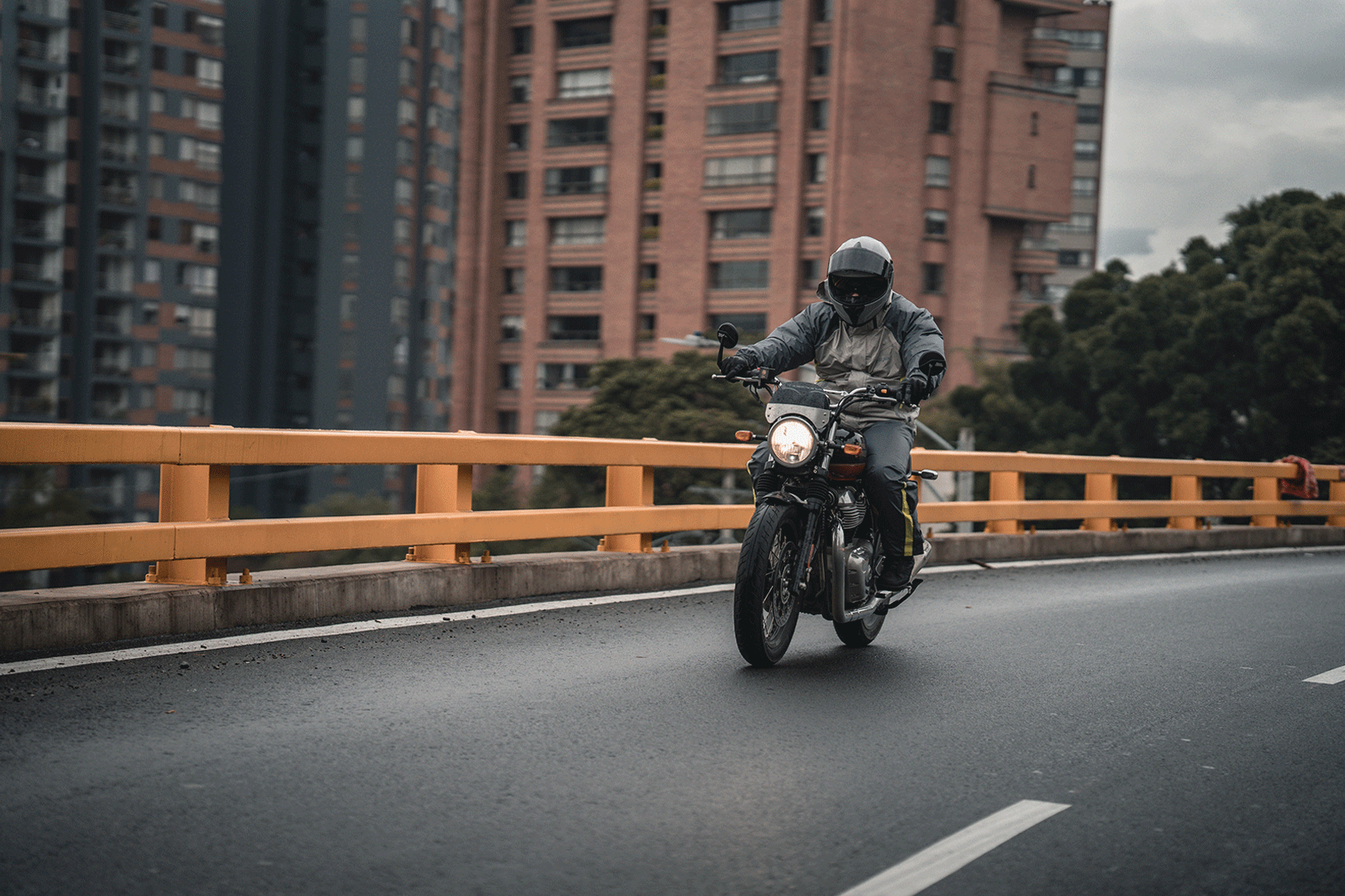 Impermeable tsunami gris amarillo