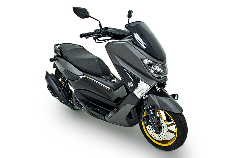 Yamaha NMax negra con dorado