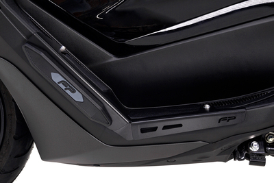 Slider floorboard NMax FP instalado en área de apoyapiés.