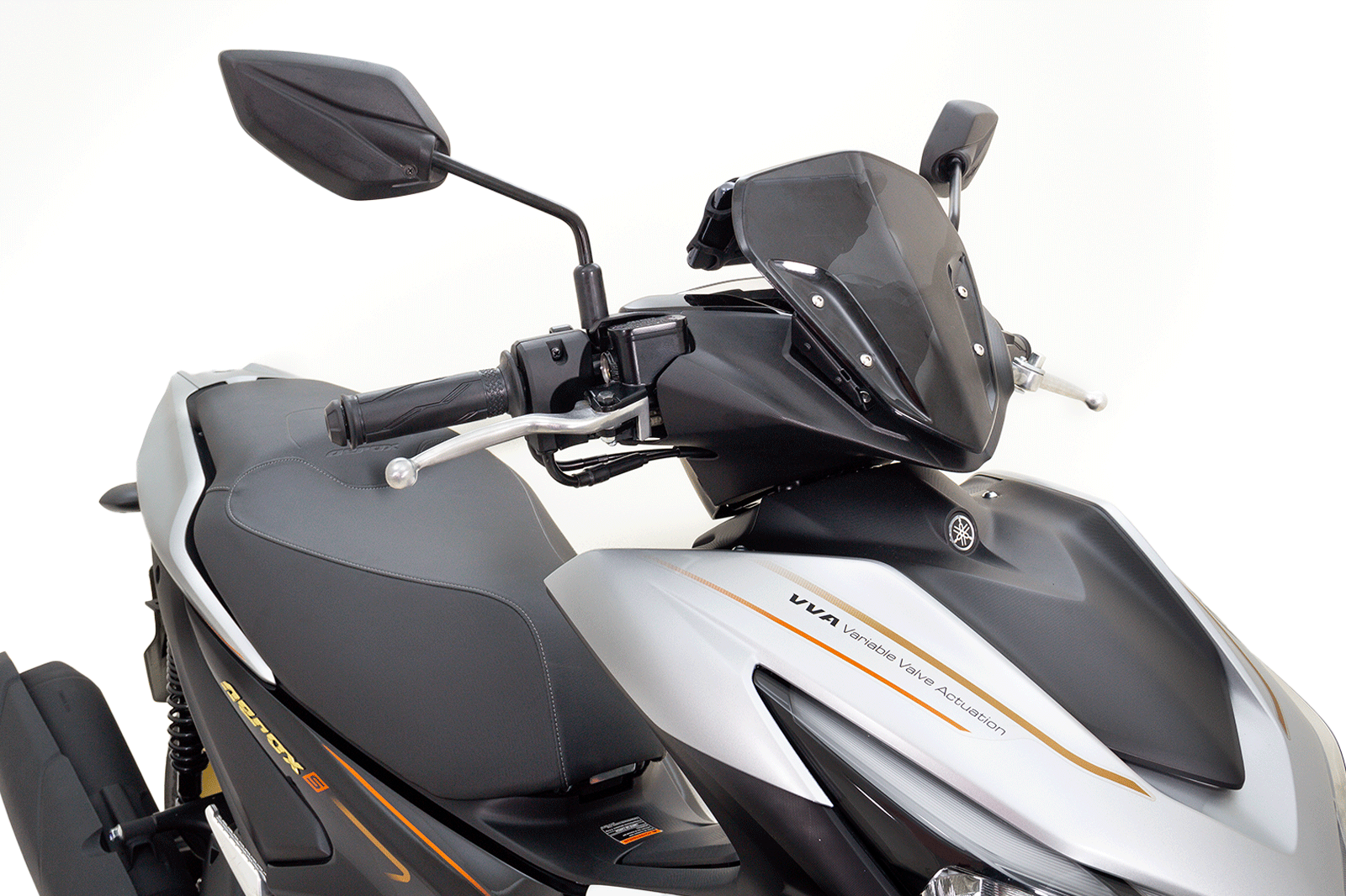 Yamaha Aerox 155 con telefono celular