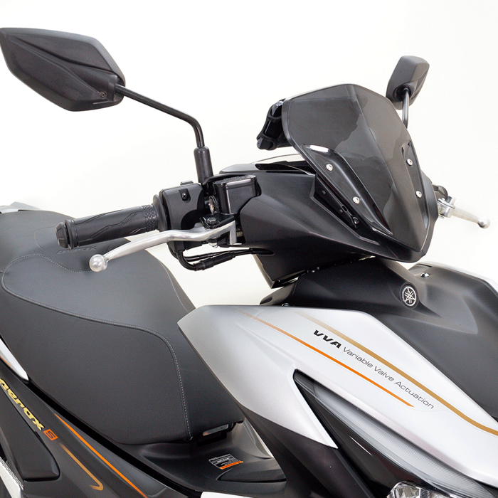 Yamaha Aerox 155 con telefono celular