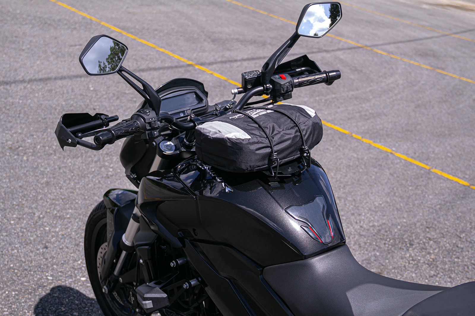 Moto Dominar con Soporte