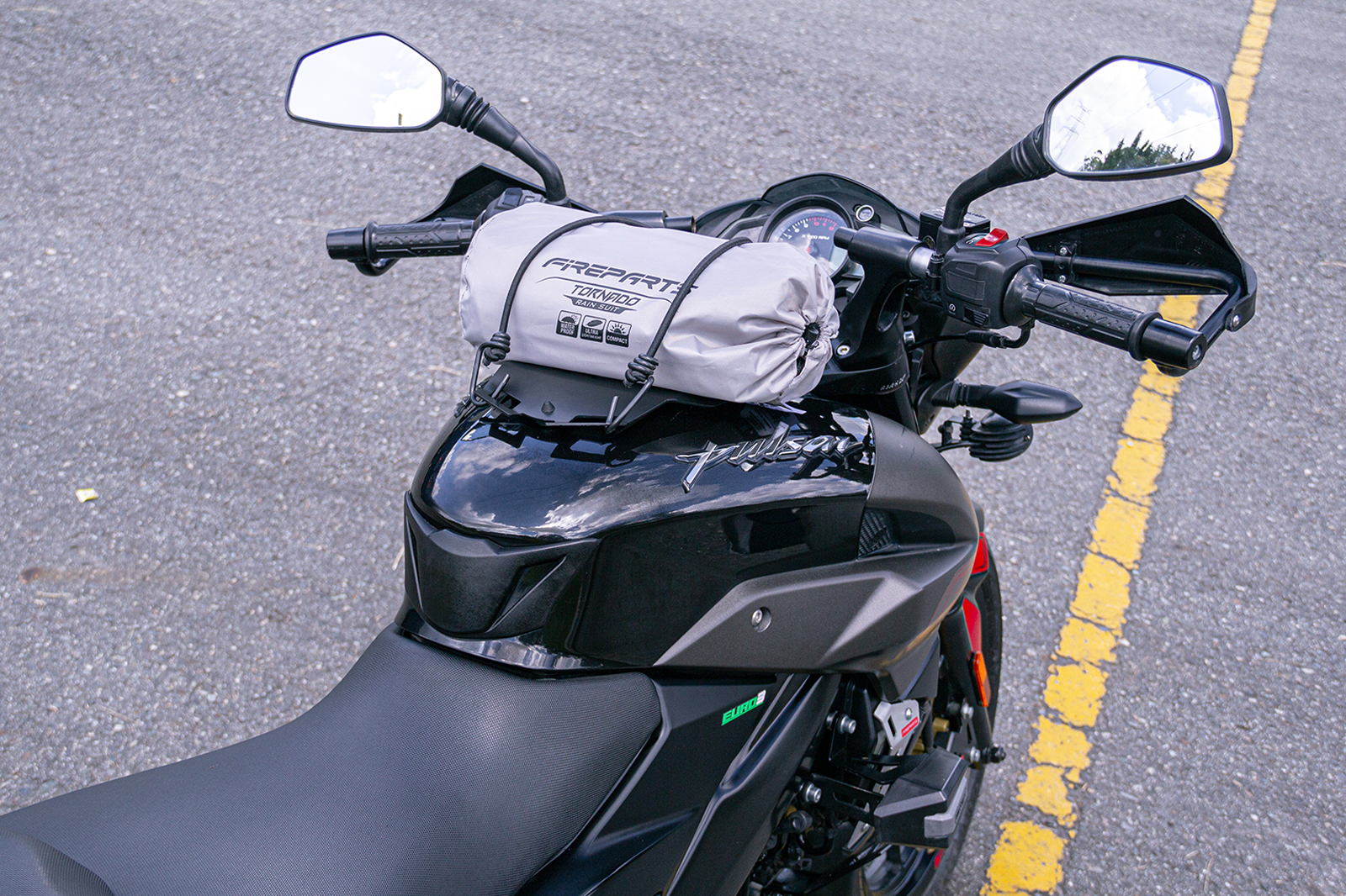 Moto Pulsar con Impermeable