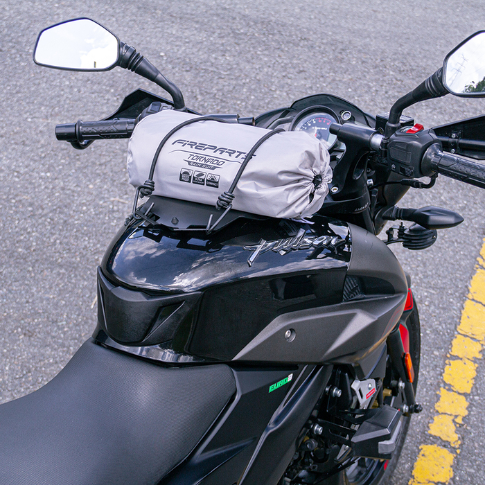 Moto Pulsar con Impermeable