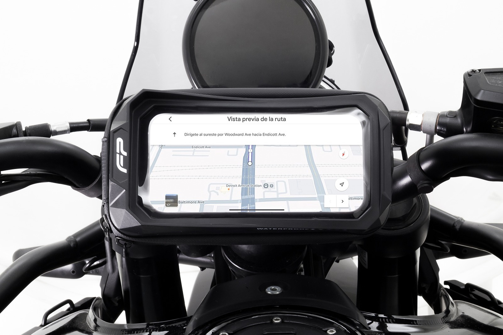 Celular dentro de estuche para moto