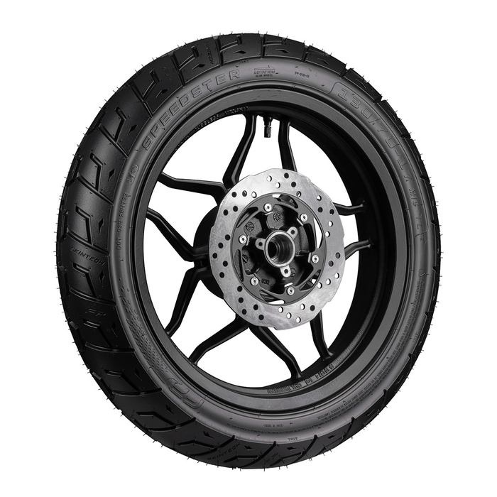Vista superior de la llanta SPEEDSTER 130/70-17 TL montada en rin negro