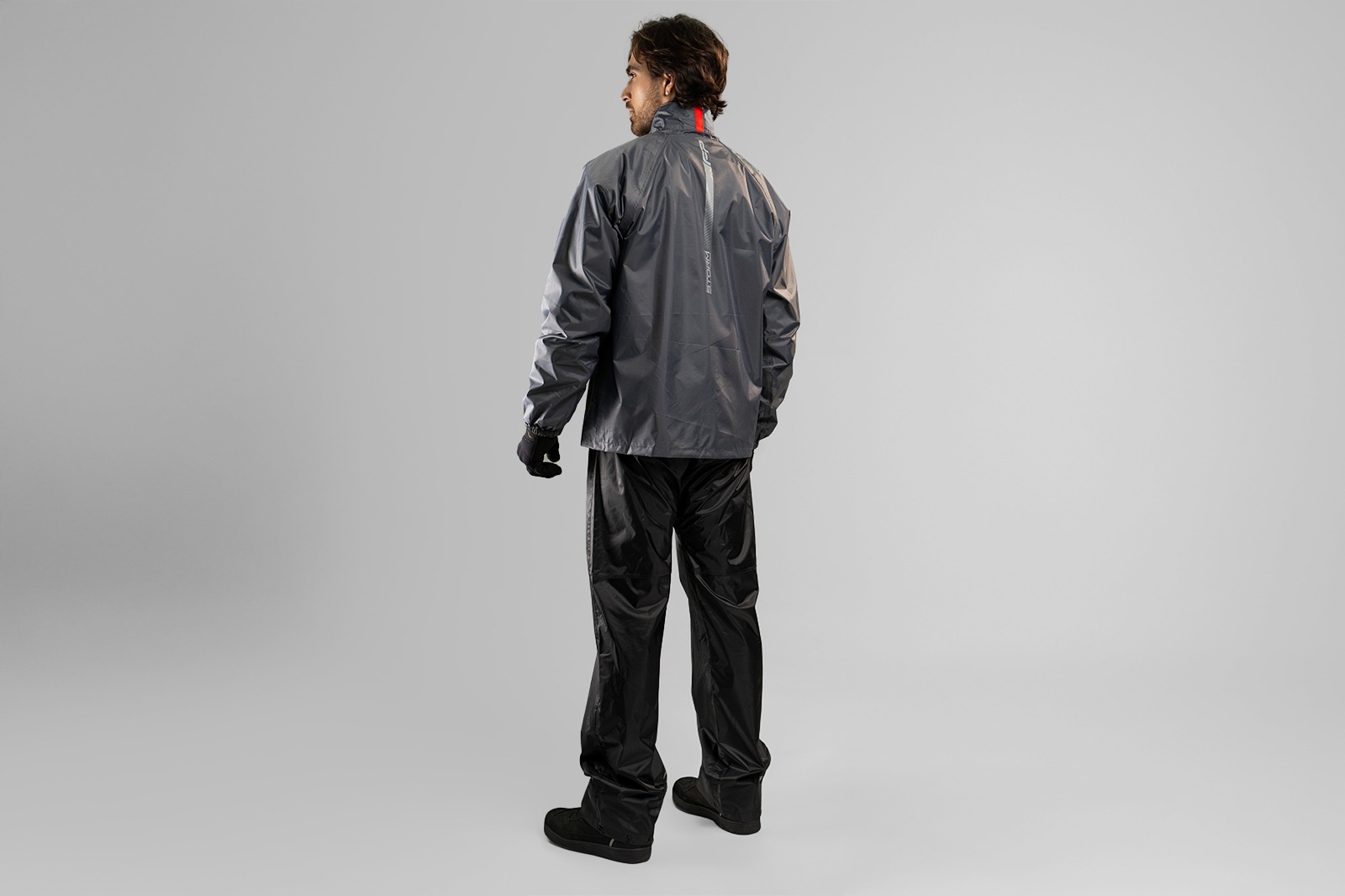 Impermeable para moto Storm color negro y rojo completo
Detalle de botones del cierre frontal impermeable Storm
Chaqueta impermeable gris Storm sobre piloto urbano
Ajuste en puños con velcro del impermeable Storm
Pantalón negro del Storm con botones e