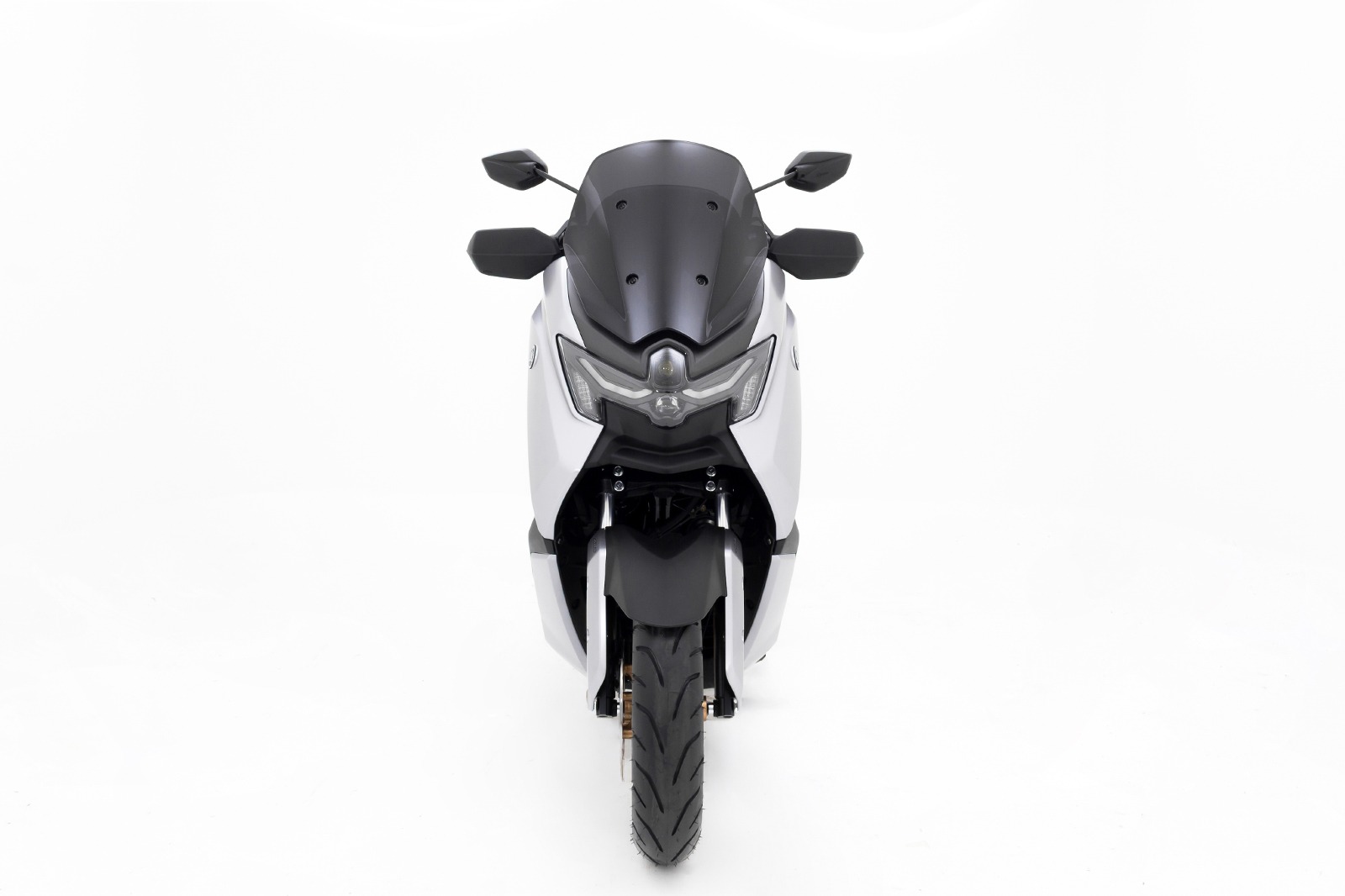 Vista frontal de la NMAX equipada con protectores de manos FP