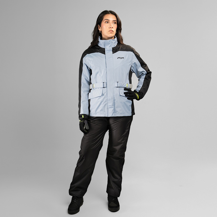 Detalle de ajuste de cintura en impermeable moto mujer FP