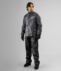 Impermeable para moto Storm color negro y rojo completo
Detalle de botones del cierre frontal impermeable Storm
Chaqueta impermeable gris Storm sobre piloto urbano
Ajuste en puños con velcro del impermeable Storm
Pantalón negro del Storm con botones e