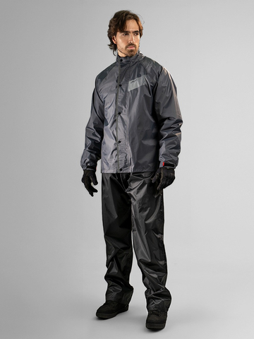 Impermeable para moto Storm color negro y rojo completo
Detalle de botones del cierre frontal impermeable Storm
Chaqueta impermeable gris Storm sobre piloto urbano
Ajuste en puños con velcro del impermeable Storm
Pantalón negro del Storm con botones e