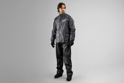 Impermeable para moto Storm color negro y rojo completo
Detalle de botones del cierre frontal impermeable Storm
Chaqueta impermeable gris Storm sobre piloto urbano
Ajuste en puños con velcro del impermeable Storm
Pantalón negro del Storm con botones e