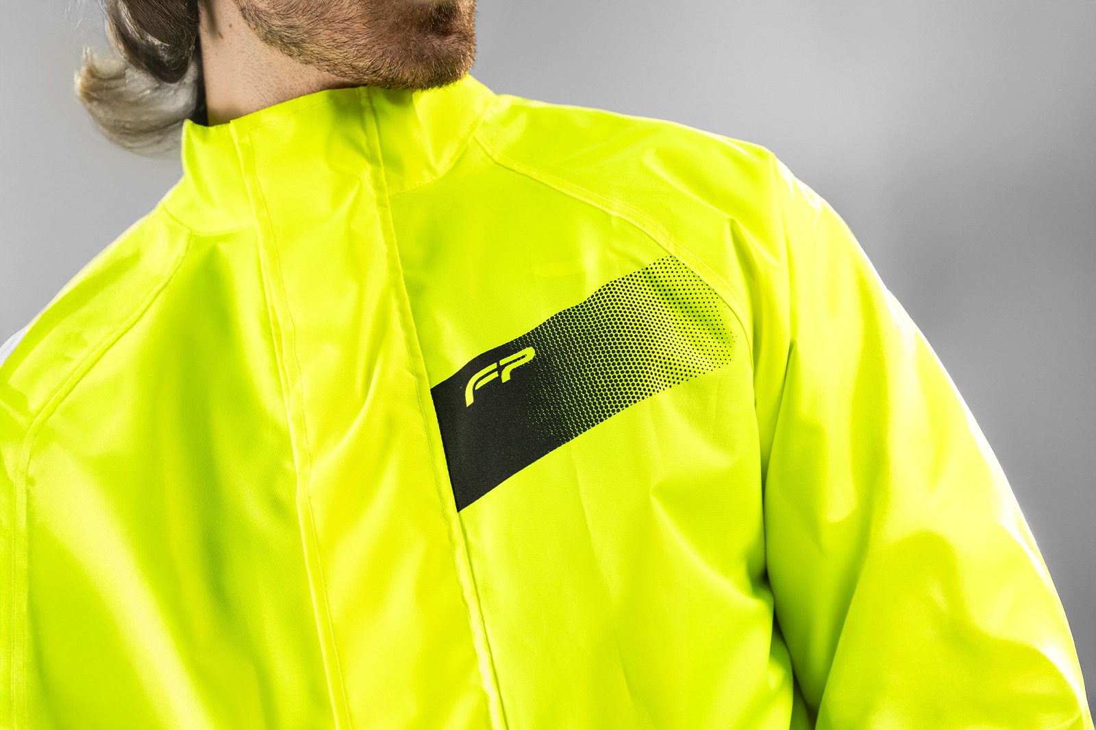 logo FP en chaqueta de tela impermeable color amarillo