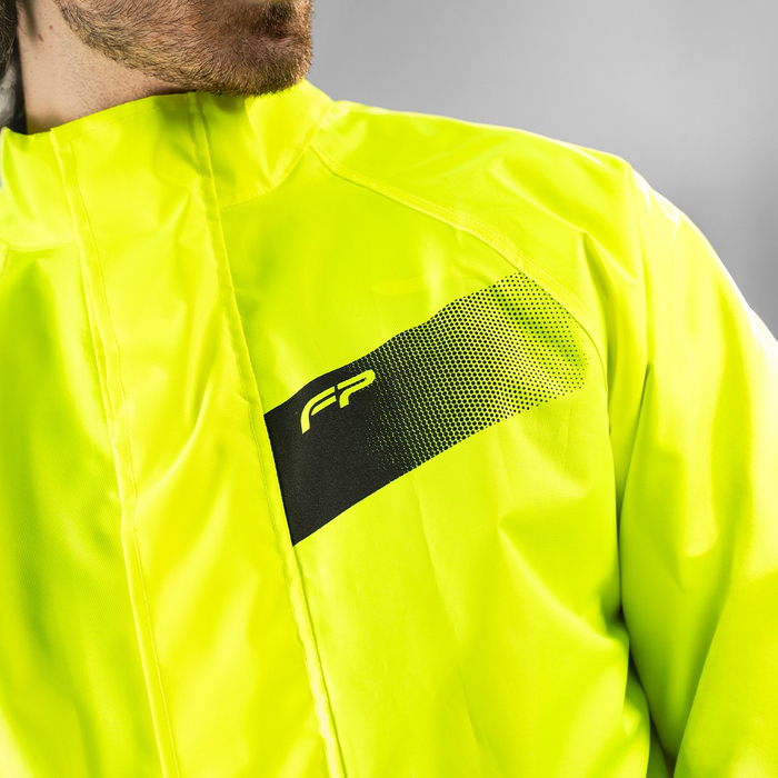 logo FP en chaqueta de tela impermeable color amarillo