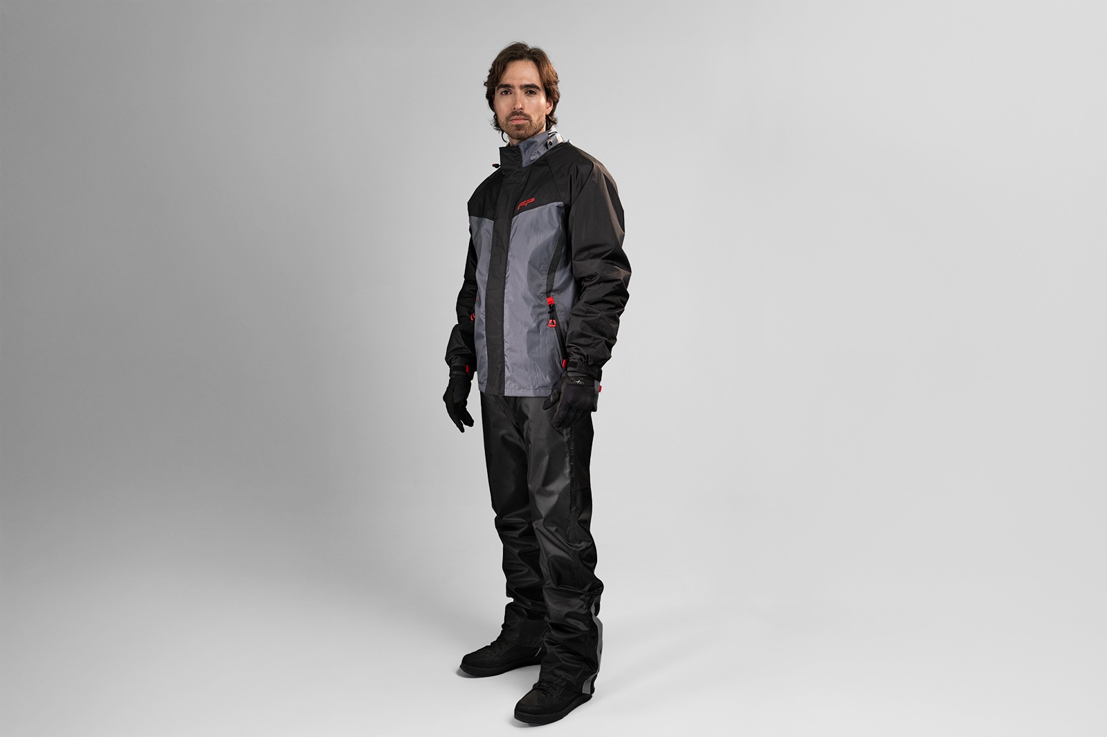Impermeable moto premium negro con detalles rojos y reflectivos