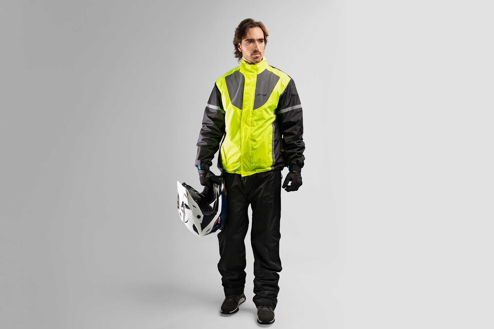 Bolsillo lateral con solapa protectora contra la lluvia