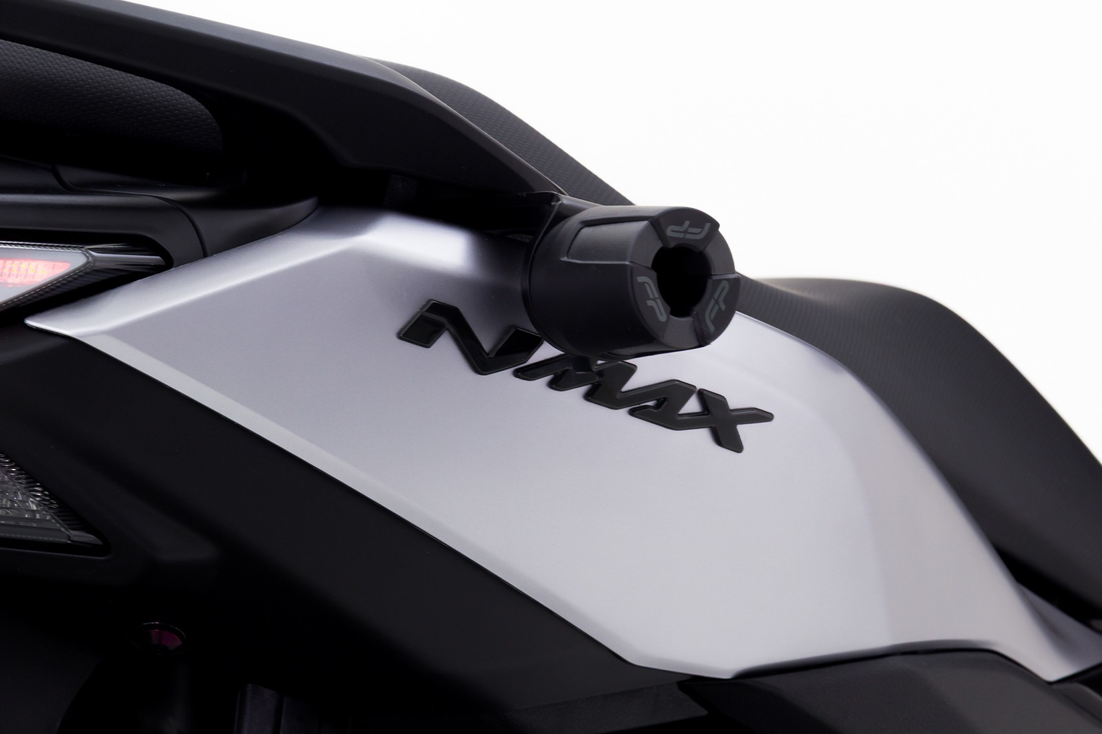 Slider trasero NMAX Gen 3 en acero negro FP sobre chasis
