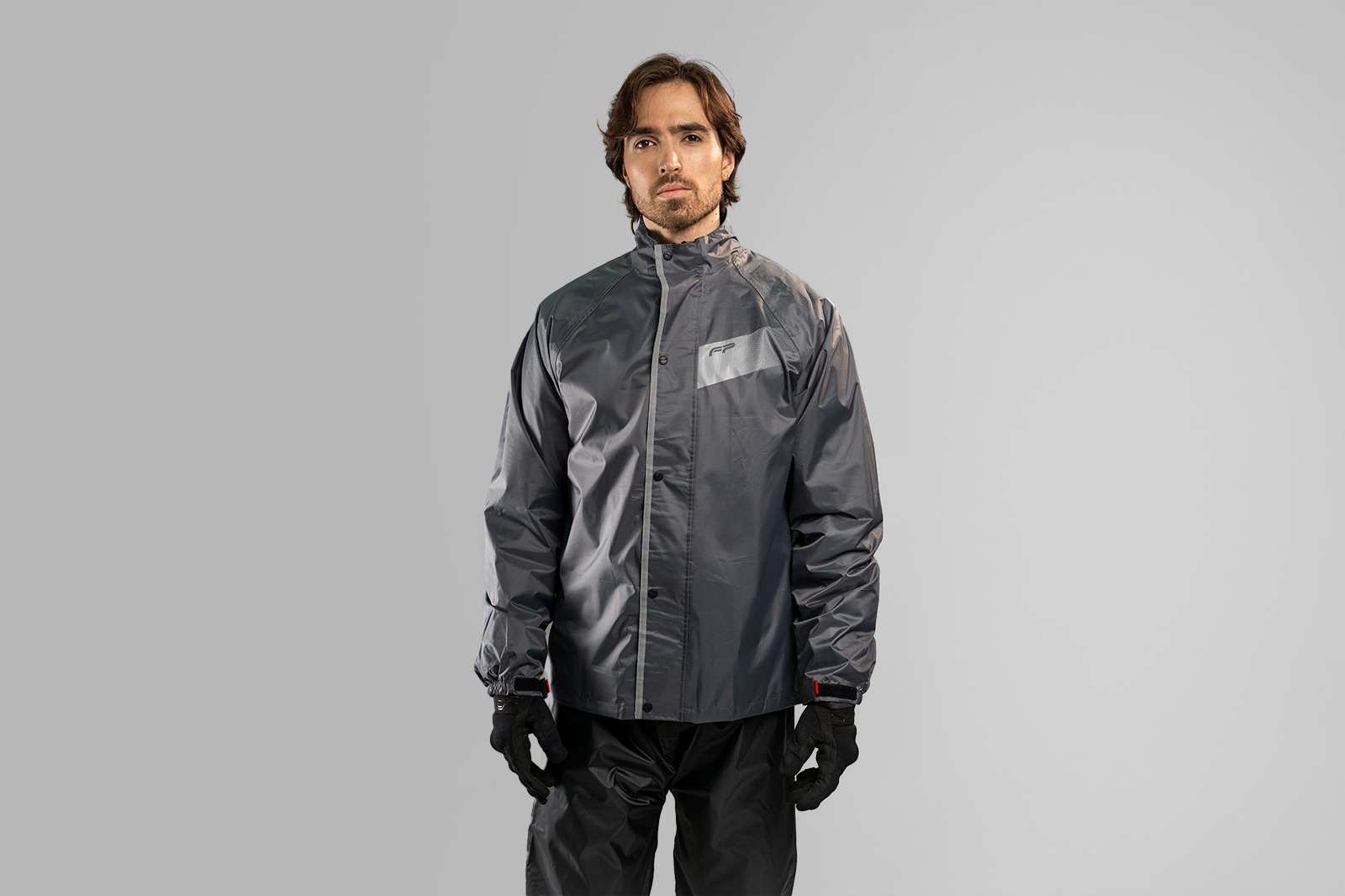 Impermeable para moto Storm color negro y rojo completo
Detalle de botones del cierre frontal impermeable Storm
Chaqueta impermeable gris Storm sobre piloto urbano
Ajuste en puños con velcro del impermeable Storm
Pantalón negro del Storm con botones e