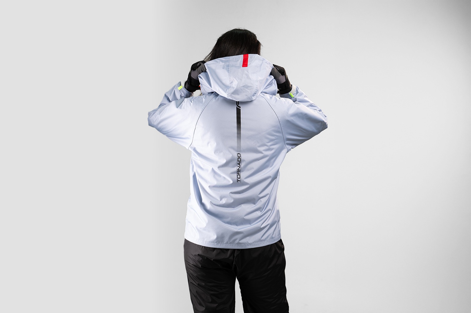 Detalle capucha guardable impermeable moto de mujer