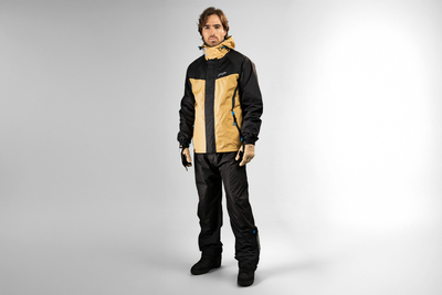 Impermeable para moto color arena con detalles azules y negro