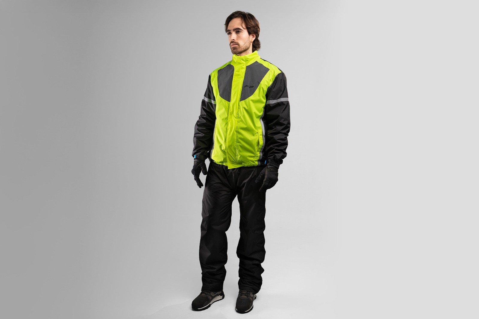 Vista frontal del impermeable para moto Cyclone Ne&oacute;n con reflectivos