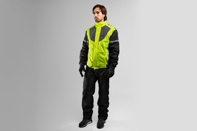 Vista frontal del impermeable para moto Cyclone Neón con reflectivos