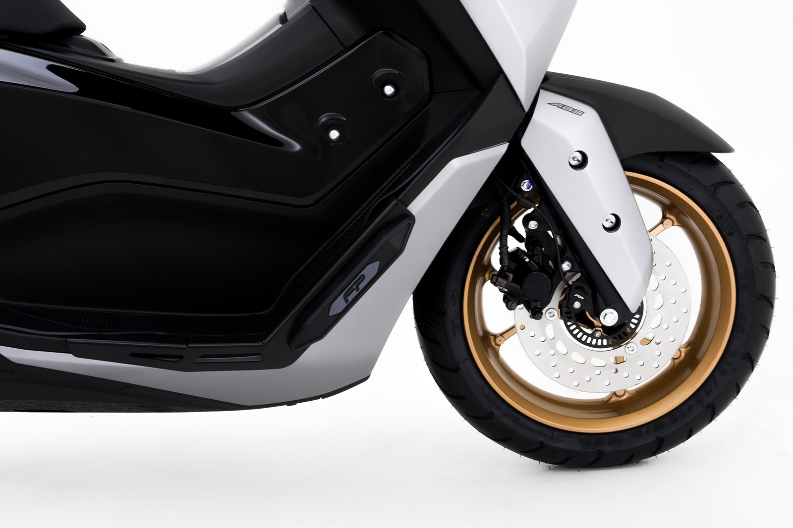 Detalle del logo FP en Slider NMax protector de caídas