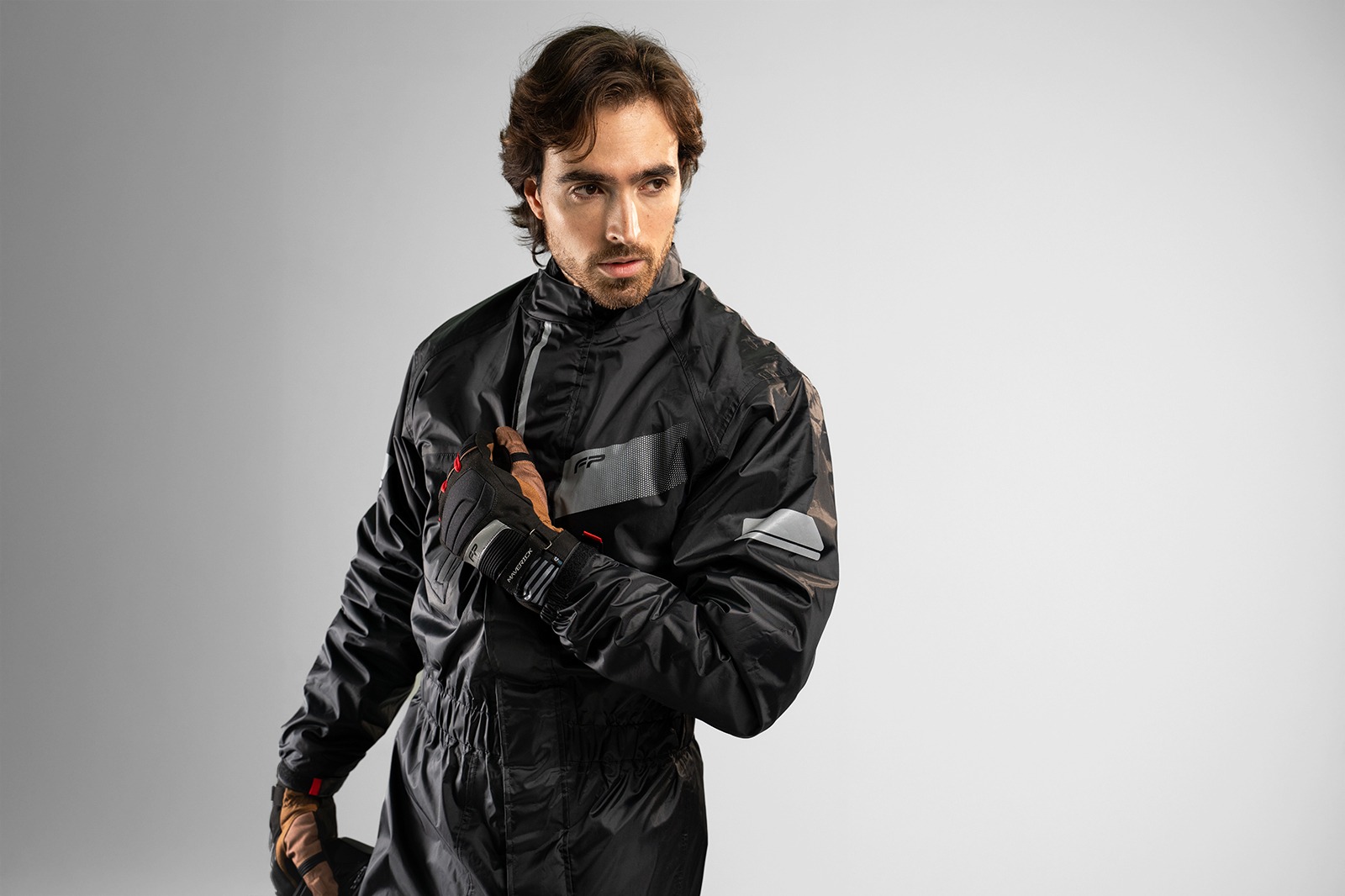 detalle del bolsillo frontal del monotraje impermeable