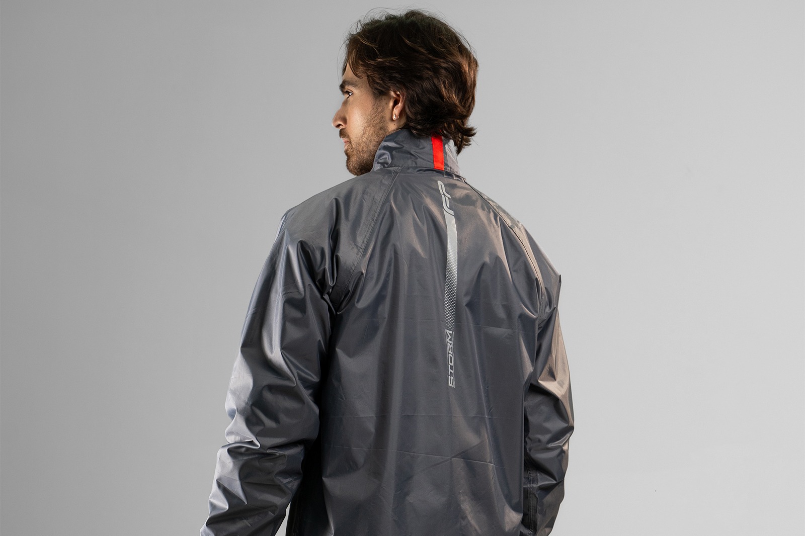 Impermeable para moto Storm color negro y rojo completo
Detalle de botones del cierre frontal impermeable Storm
Chaqueta impermeable gris Storm sobre piloto urbano
Ajuste en puños con velcro del impermeable Storm
Pantalón negro del Storm con botones e