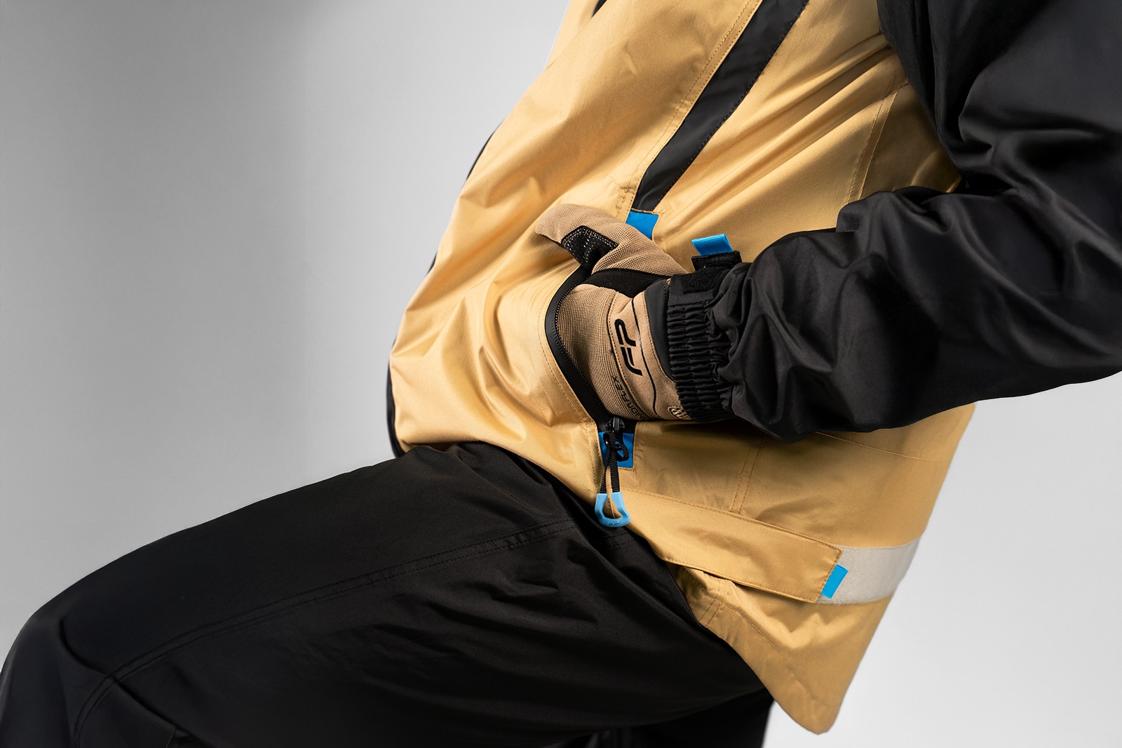 Ajuste de puños en chaqueta impermeable café con velcro y resorte