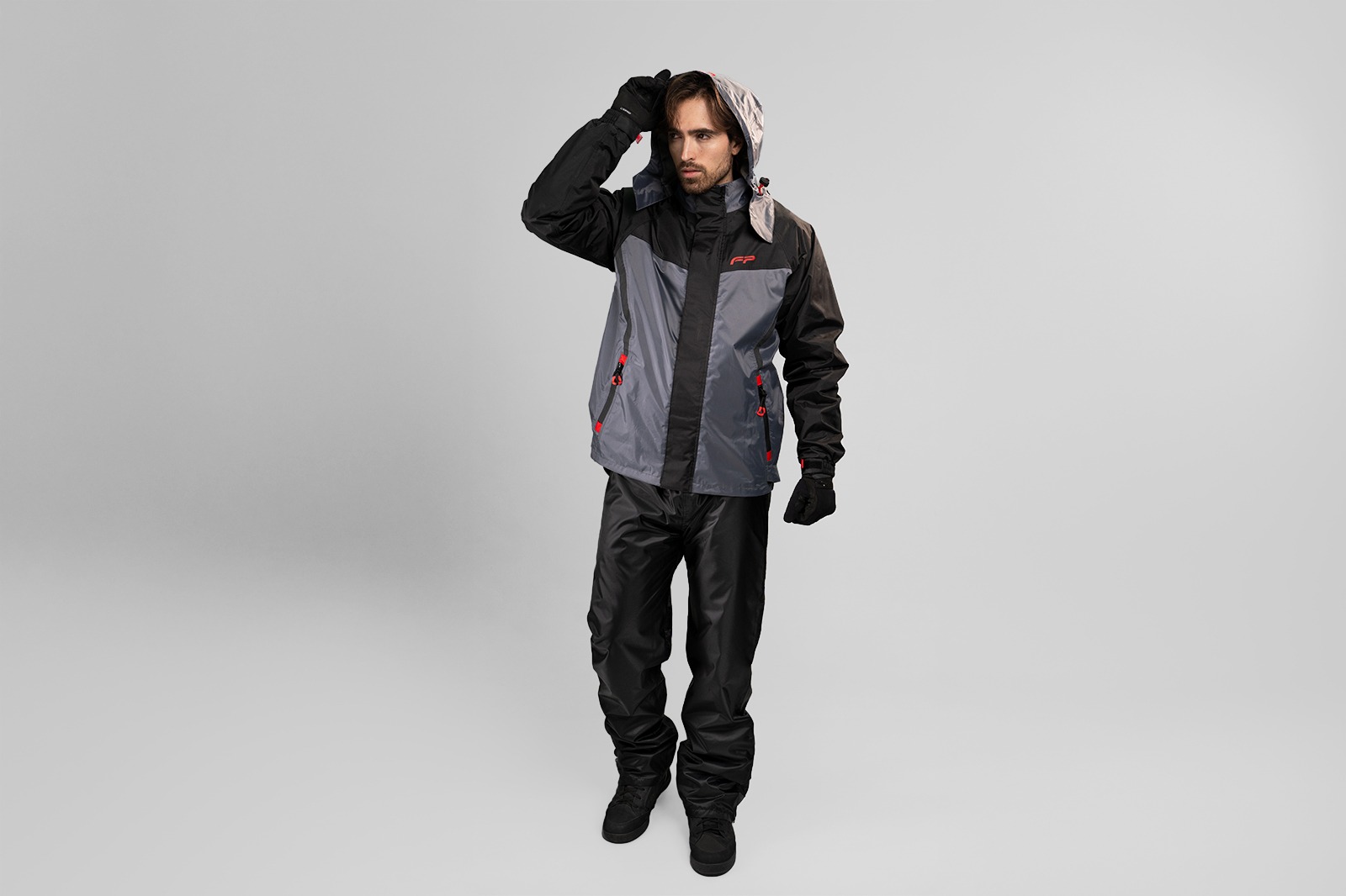 Conjunto Impermeable Tsunami negro-gris con logo FP en el pecho
