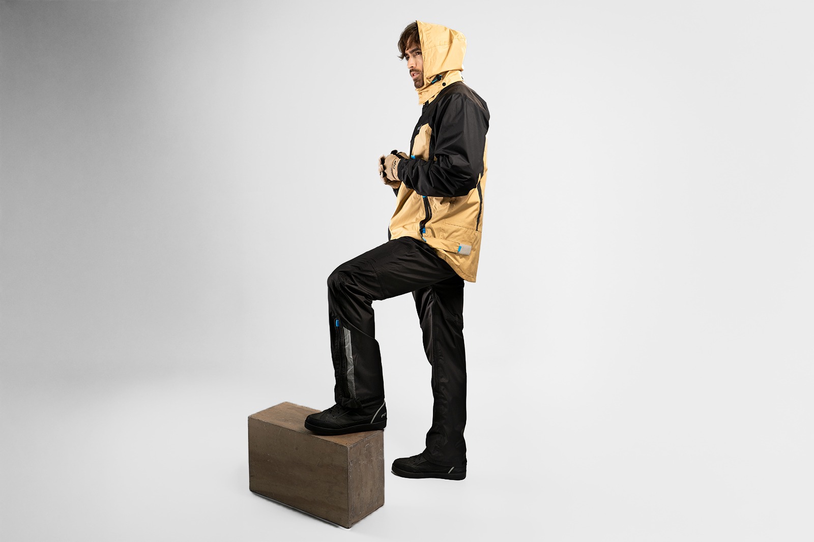 Conjunto impermeable Tsunami color arena con logo FP en el pecho