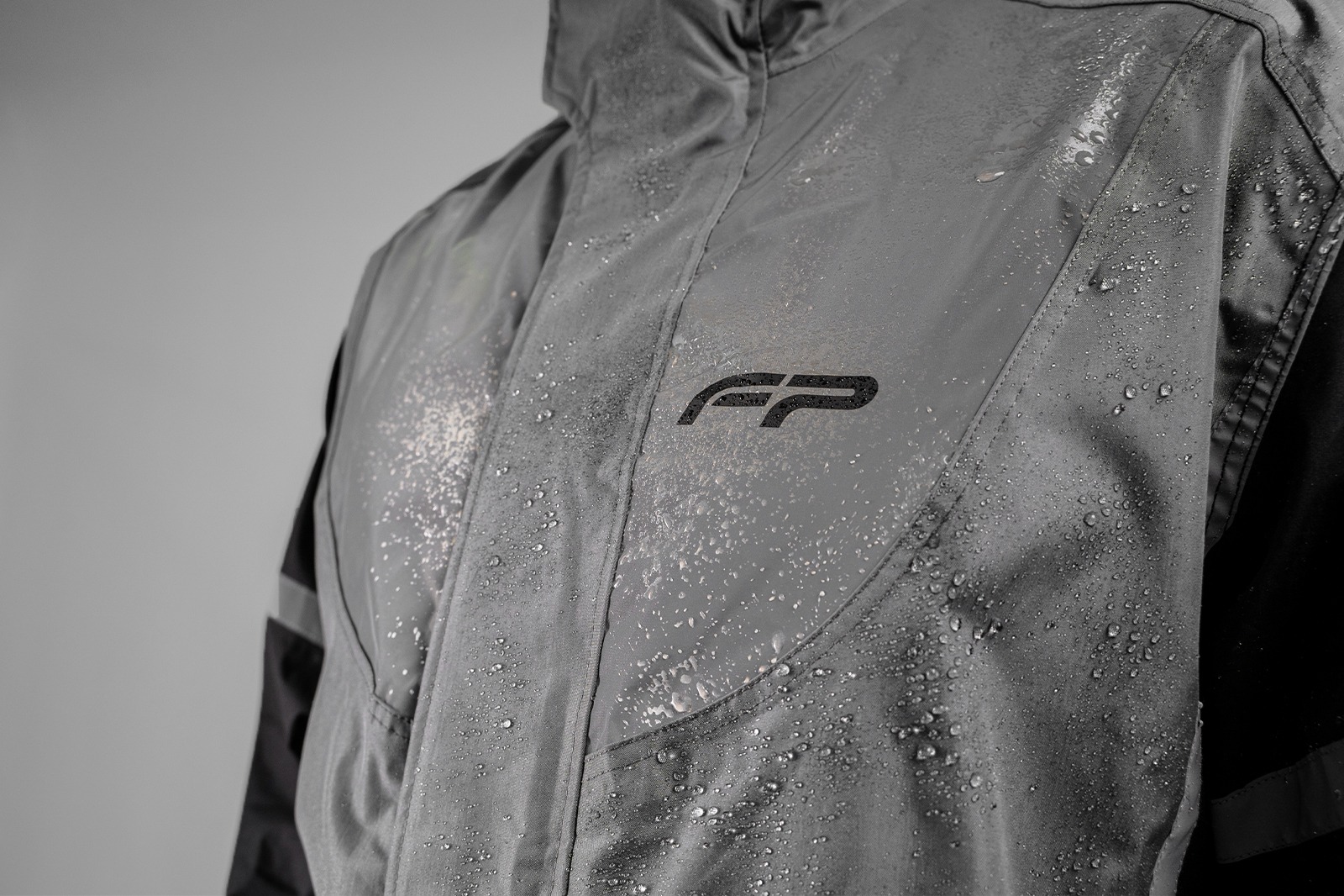 Impermeable reflectivo gris cyclone