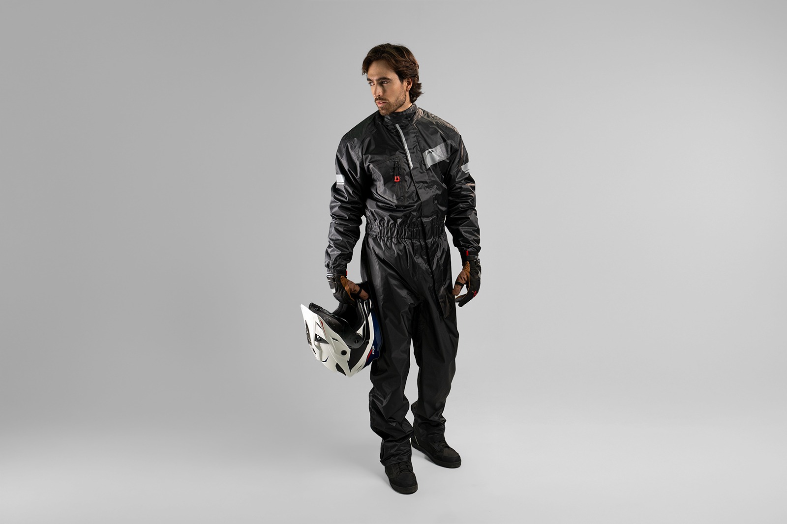 traje impermeable negro FP con detalles reflectivos