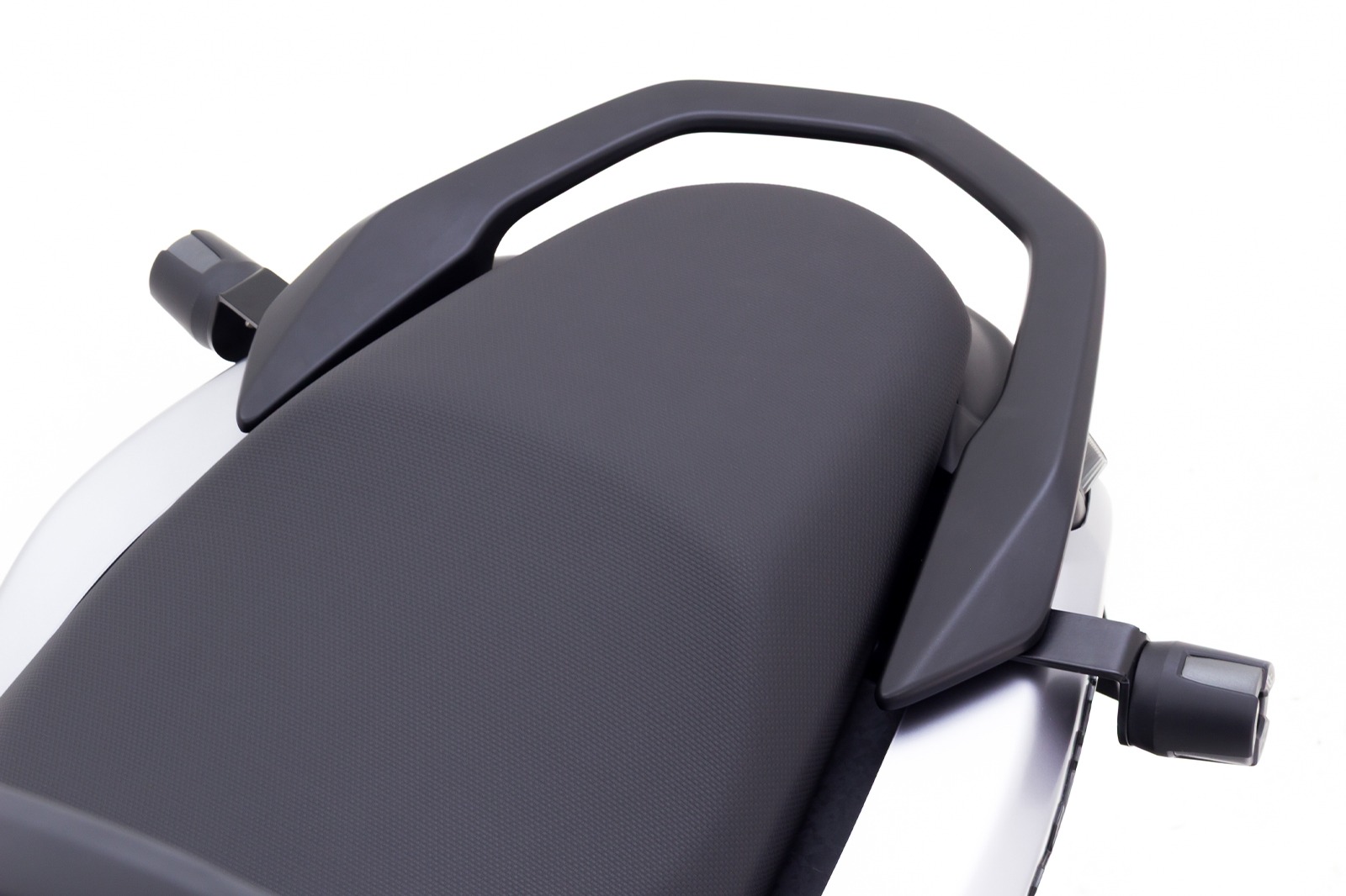 Close‑up de la platina de acero semimate y tornillos montados