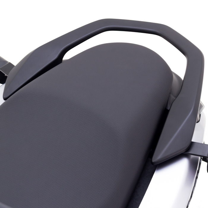 Close‑up de la platina de acero semimate y tornillos montados