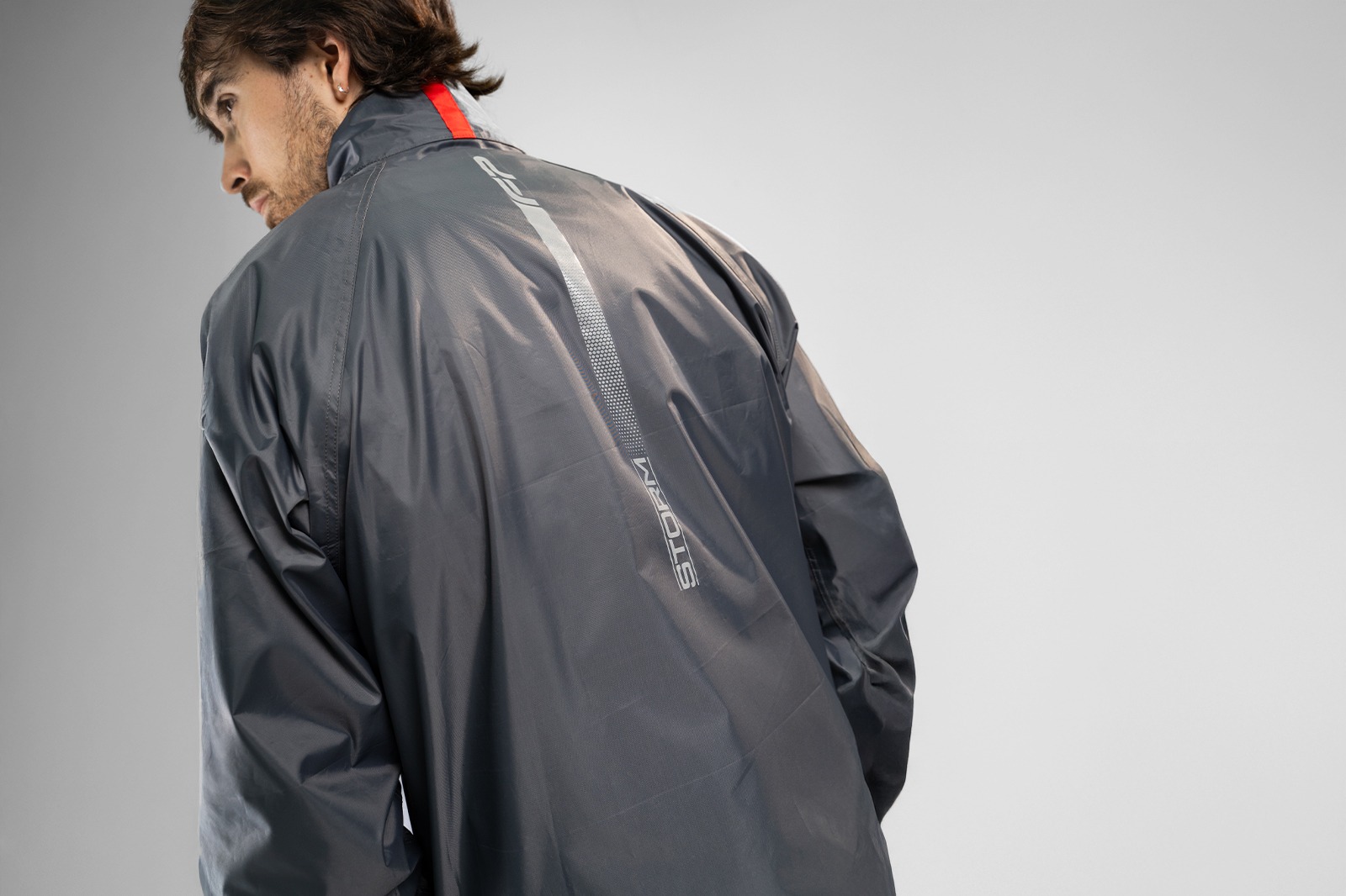 Impermeable para moto Storm color negro y rojo completo
Detalle de botones del cierre frontal impermeable Storm
Chaqueta impermeable gris Storm sobre piloto urbano
Ajuste en puños con velcro del impermeable Storm
Pantalón negro del Storm con botones e