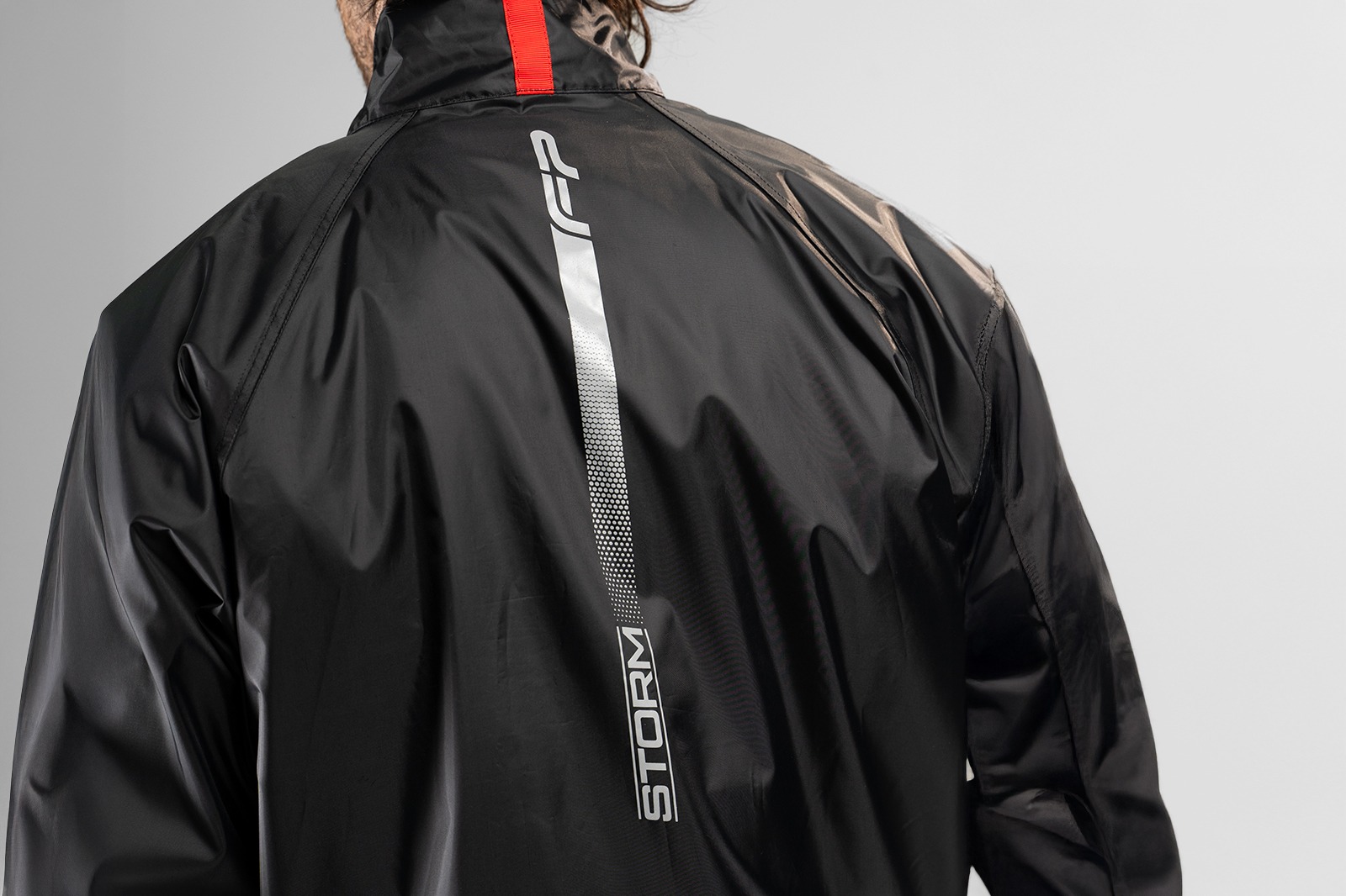espalda chaqueta de impermeable con reflectivo
