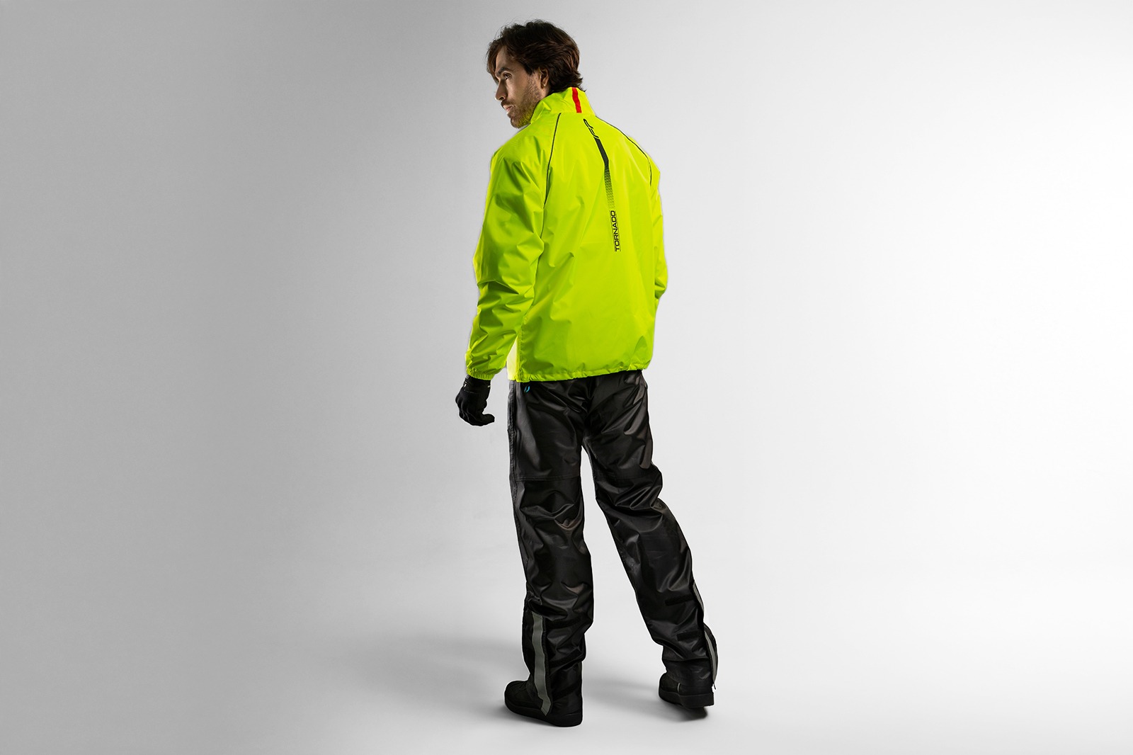 Pantalon negro impermeable con chaqueta neon